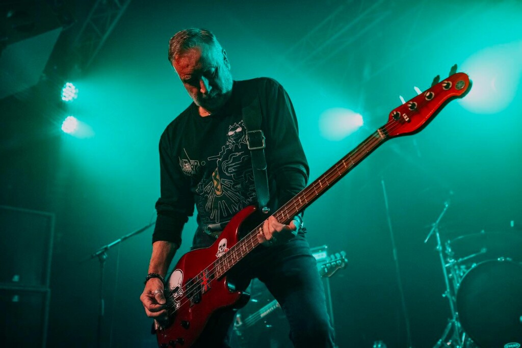 Peter Hook on stage using a Pinegrove Leather GS78 guitar strap