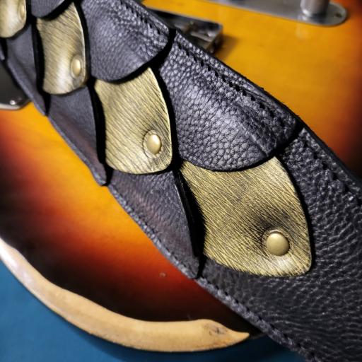 GS92 Dragon SKin guitar strap black gold 3.jpg
