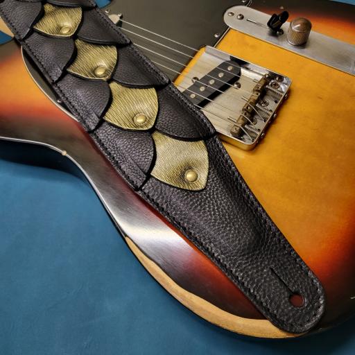 GS92 Dragon SKin guitar strap black gold 2.jpg